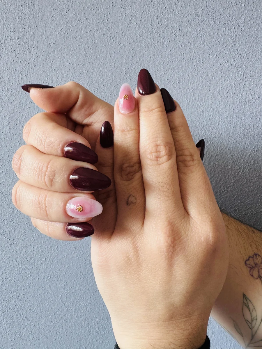 Diseño real de Lala Nails en tonos vino y rosa